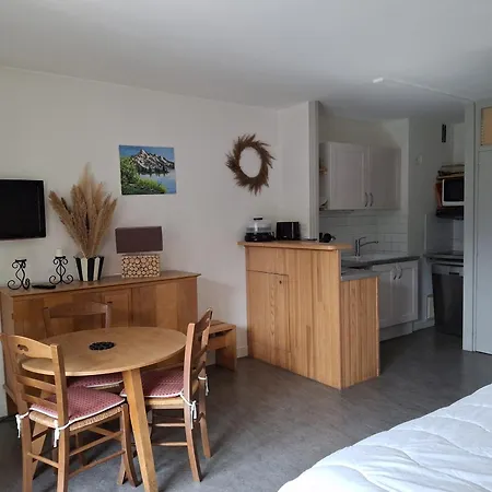 2 Pers Avec Balcon, Centre Brides-les-bains, Animaux Et Parking, Wifi Inclus - Fr-1-512-117 *